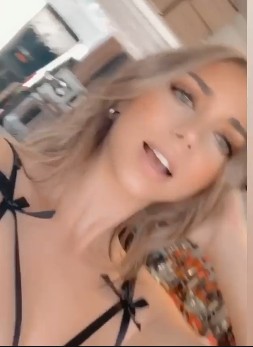 Barista Alix Black and red Video